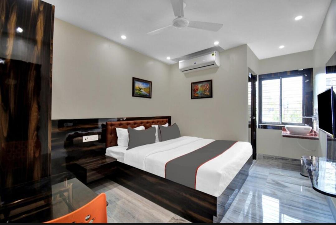Om Guest House And Banquet Kolkata Bagian luar foto